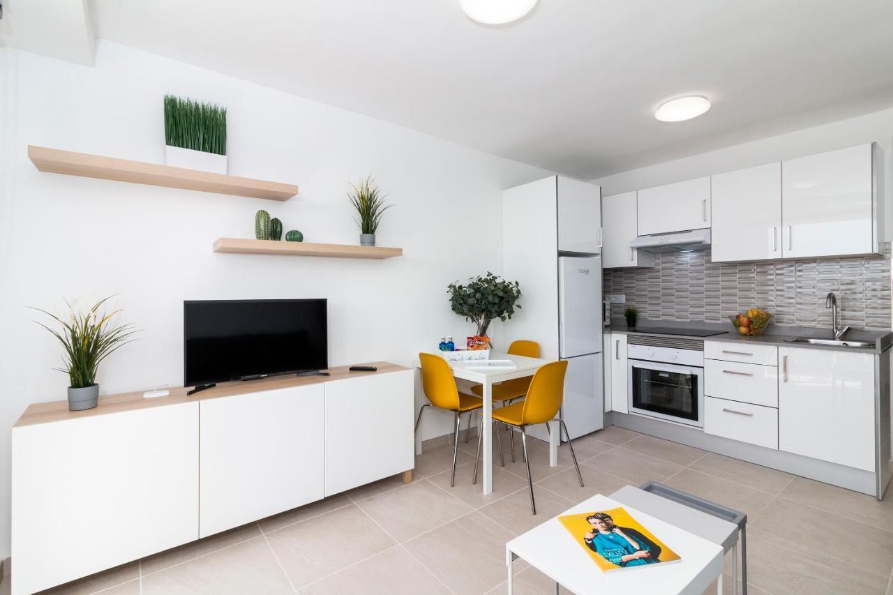 ארונה Homeforguest Modern And Recently Renovated Apartment In Arona מראה חיצוני תמונה